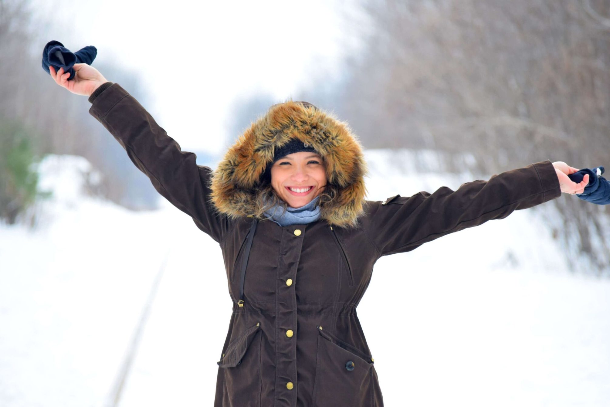 Thema Husten - Lachende Frau im Schnee