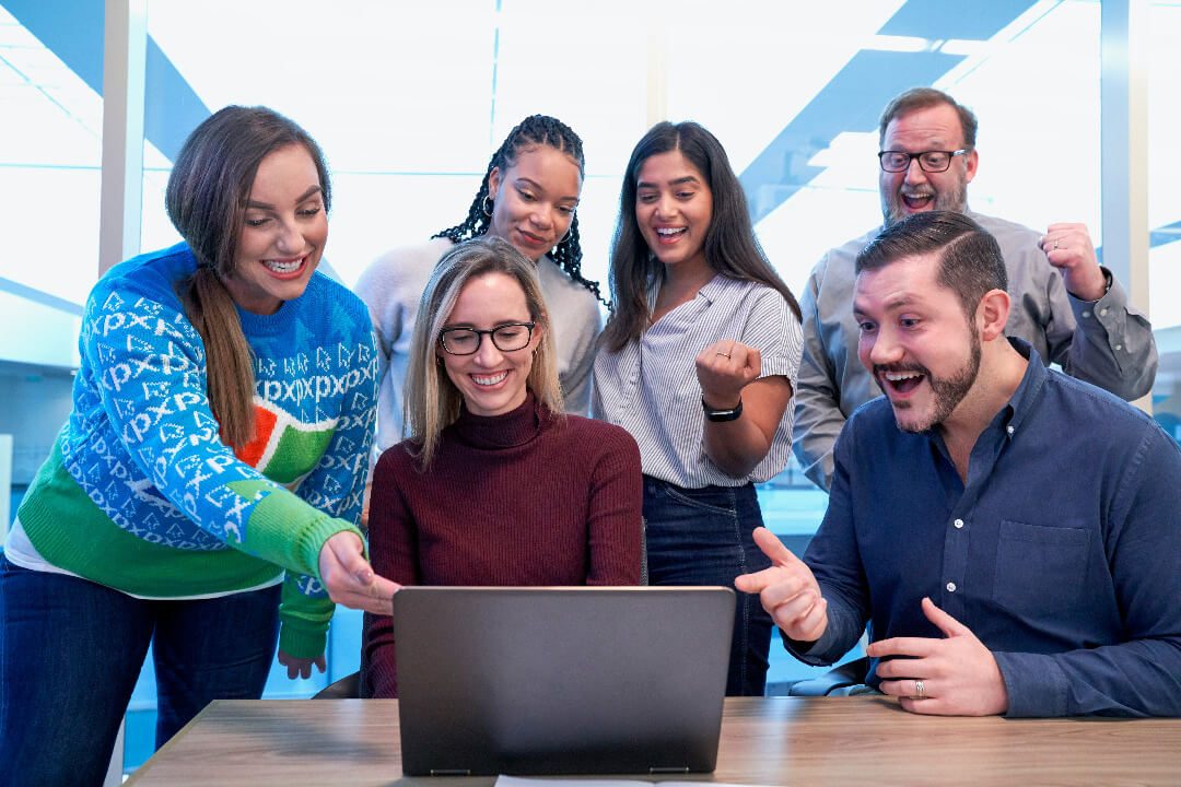 Proven Expert_Kundenbewertung Auszeichnung Konzepte und Heilkunst_Ausbildung Schüssler Salze_Freudige junge Menschen bewundern Ergebnisse am Laptop