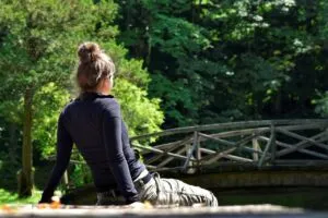 Frau genießt Stille in der Natur