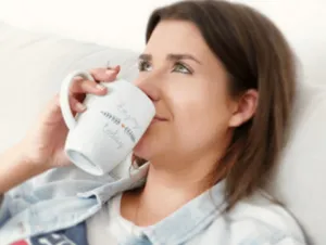 Frau trinkt entspannt eine Tasse Tee