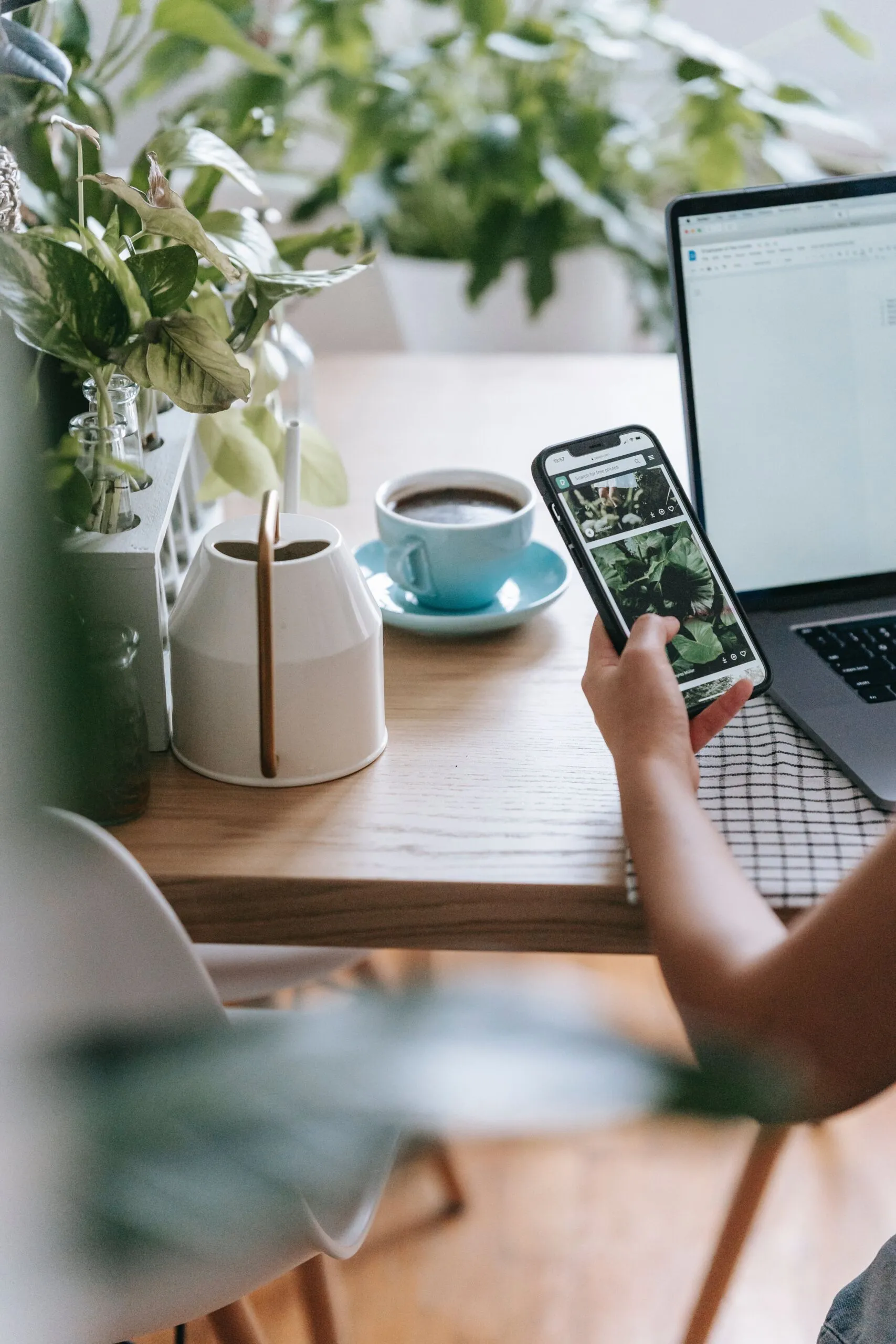 Augengesundheit_Schreibtisch mit Laptop und Handy Augengesundheit_Schreibtisch mit Laptop und Handy