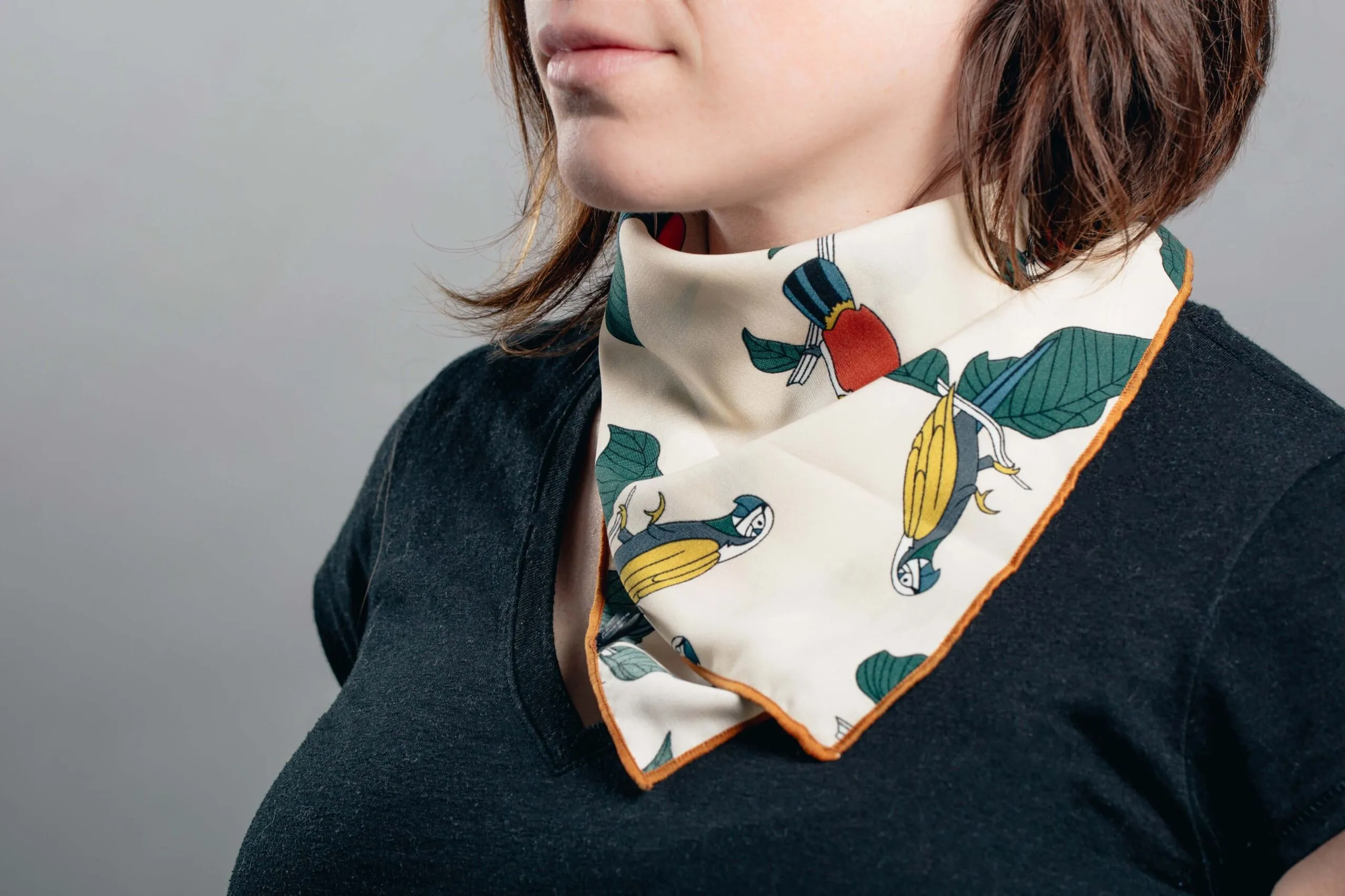 Thema Husten – Frau mit Halstuch Thema Husten - Frau mit Halstuch