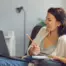 Ausbildung Schüssler Salze online - Frau arbeitet mit Laptop auf der Couch