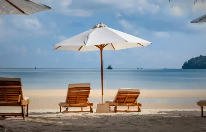 Schüssler Salze im Sommer_Liegestühle und Sonnenschirm am Strand