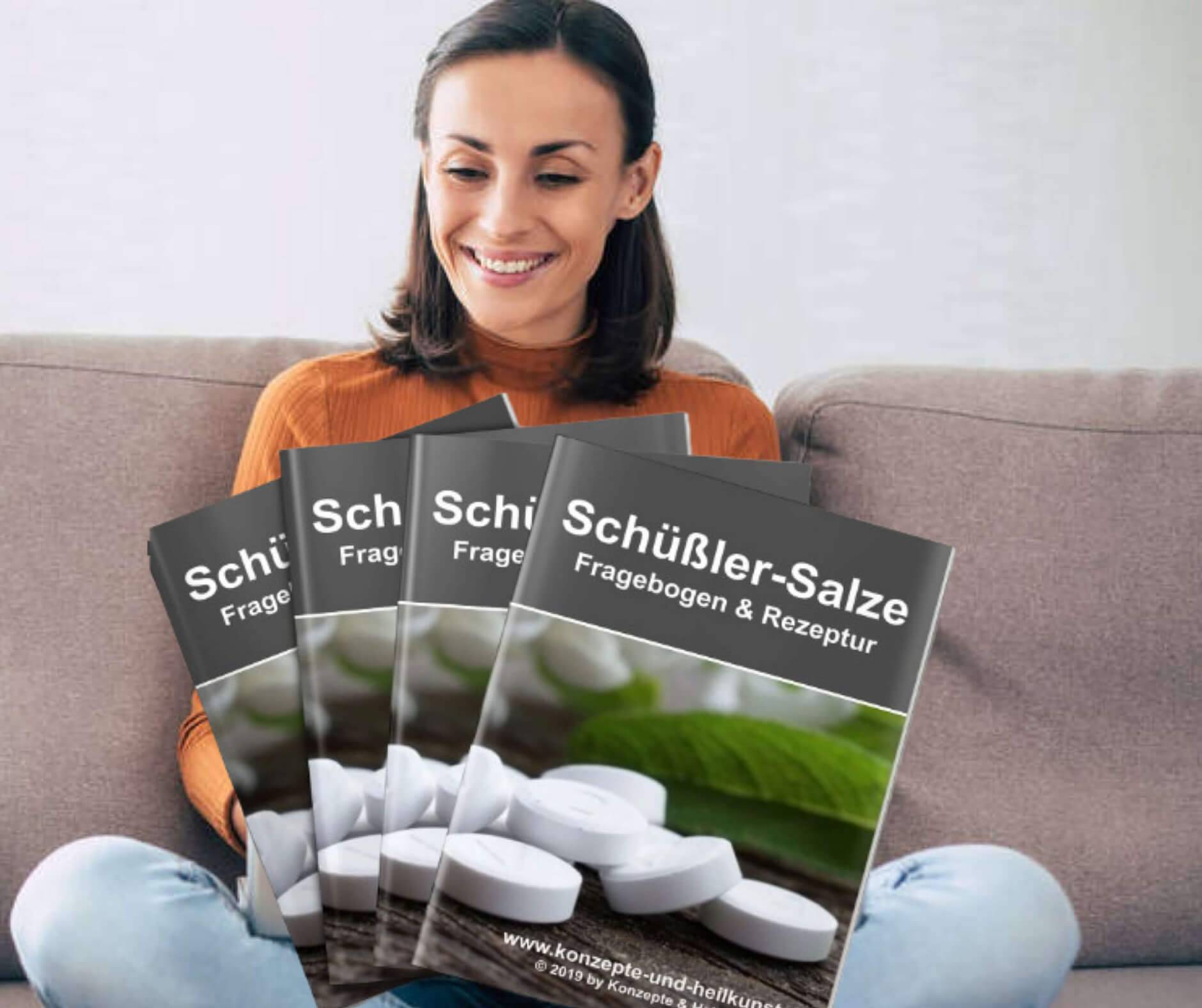 Schüßler Salze Fragebogen - eine Frau sitzt auf dem Sofa und hält den Fragebogen in der Hand.